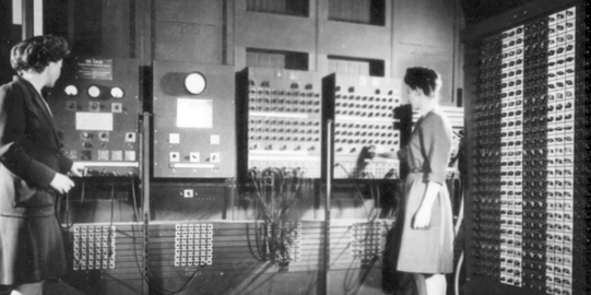 Pionierinnen der Informatik Foto von 2 Frauen in altem Rechenzentrum