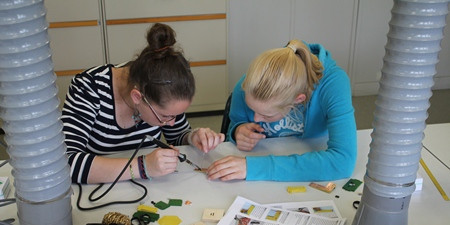 Foto von 2 Mädchen beim Arbeiten