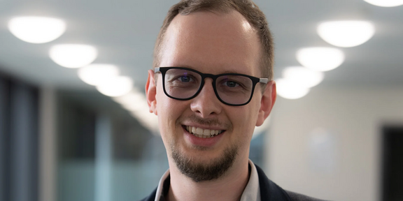 zeigt ein Foto von Till Schallau