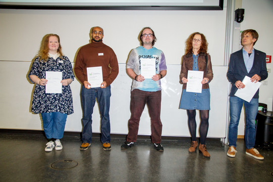 Das Foto zeigt die Preisträger:innen in der Kategorie "Soziale Nachhaltigkeit" Alexandra Cloodt, Mayavan Nagendram, Kevin Kleinhesseling und Beate Bollig (von links nach rechts)mit Dekan Teubner.