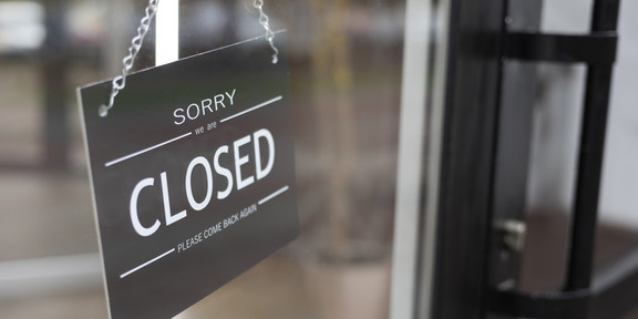 Ein Schild hängt an der Tür mit der Aufschrift Closed