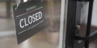 Ein Schild hängt an der Tür mit der Aufschrift Closed