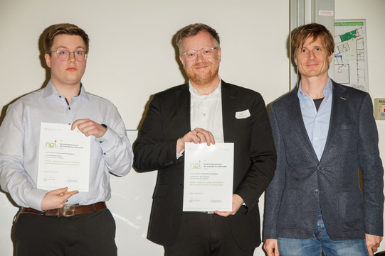 Das Foto zeigt die Preisträger in der Kategorie "Technische Nachhaltigkeit", Maximilian Krebs und Ben Hermann, zusammen mit dem Dekan Prof. Dr. Jens Teubner.