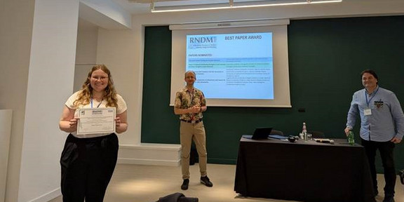 Stephanie Althoff hat den Best Student Paper Award bei der RNDM 2024 in der Hand