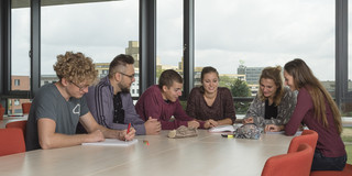 Lerngruppe Menschen sitzen am Tisch