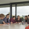 Lerngruppe Menschen sitzen am Tisch