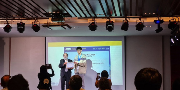 Bin Li bekommt den Best Paper Award überreicht