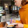 Studentin lernt mit Laptop in einem Cafe