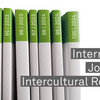 Nebeneinanderstehende Zeitschriftenhefte, daneben der Schriftzug International Journal of Intercultural Relations