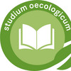 Key Visual des studium oecologicum mit Icon eines aufgeschlagenen Buches.