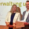 Liudvika Leišytė und Uwe Wilkesmann bei der Übergabe der Urkunde.