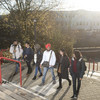 Internationale Studierende laufen zusammen die Treppe hoch.