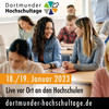 Zwei Studentinnen sitzen an einem Tisch und schauen sich lächelnd an. Im Vorder- und Hintergrund sitzen weitere Studierende an Tischen. In der unteren linken Ecke steht der Text "18./19. Januar 2023, Live vor Ort an den Hochschulen. dortmund-hochschultage.de"