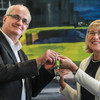 Prof. Ursula Gather presents keys with a green lanyard to Prof. Manfred Bayer.