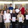 Group photo with Insa Melle and the successful participants of the SchülerUni with their certificates.