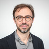 Portrait of Dortmund phyiscist Prof. Dr. Mirko Cinchetti: a middle-aged man with brown hair, beard and glasses smiles slightly into the camera