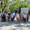 A group of people stands on the sunny campus of TU Dortmund University.