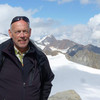 Portrait Klaus Steenweg vor einem verschneiten Bergpanorama 