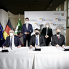 The three rectors of the UA Ruhr universities sit at a table, with Minister President Hendrik Wüst and Science Minister Isabel Pfeiffer-Poensgen behind them.