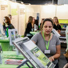 An einem Messestand wird eine Schülerin von einer TU-Mitarbeiterin beraten.