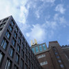 Das Gebäude des Dortmunder U von unten gegen den blauen, leicht bewölkten Himmel fotografiert